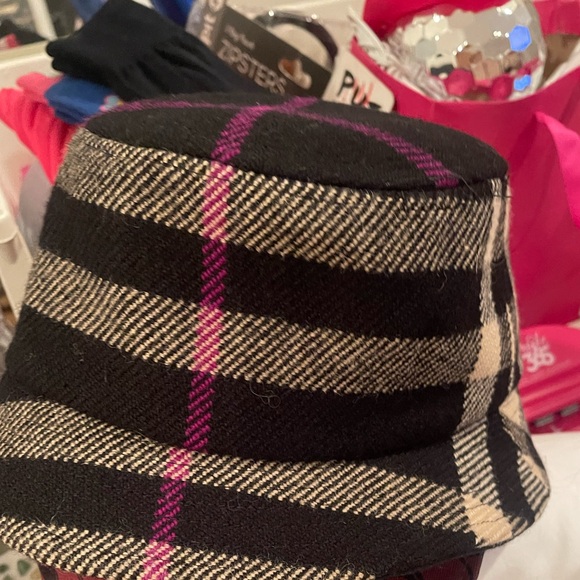 Burberry Black Bucket Hat - Picture 1 of 4